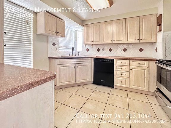 5th image of 2947 Fiesta Dr