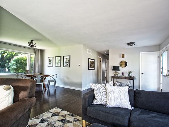 3rd image of 55728 Riverdale Dr