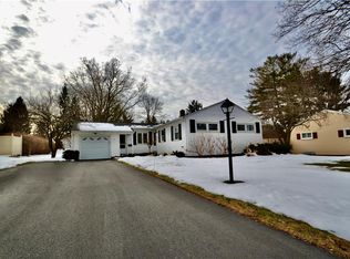 35 Valley View Dr, Penfield, NY