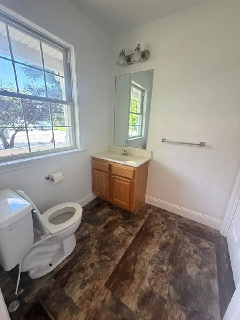 Don't Miss Out on this 4 BR 2 1/2 bath townhome for rent — Photo 4