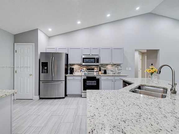 4th image of 1951 SW Gold Ln