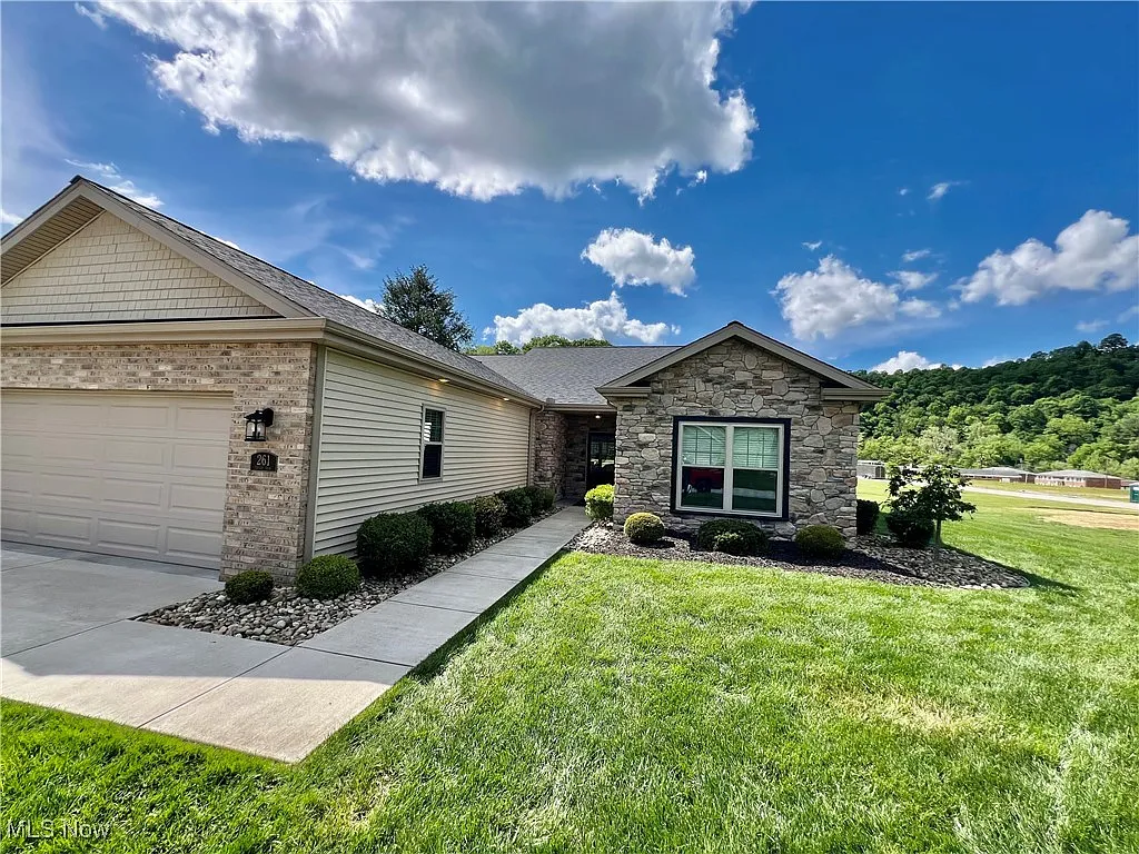 261 Valley View Dr photo 1