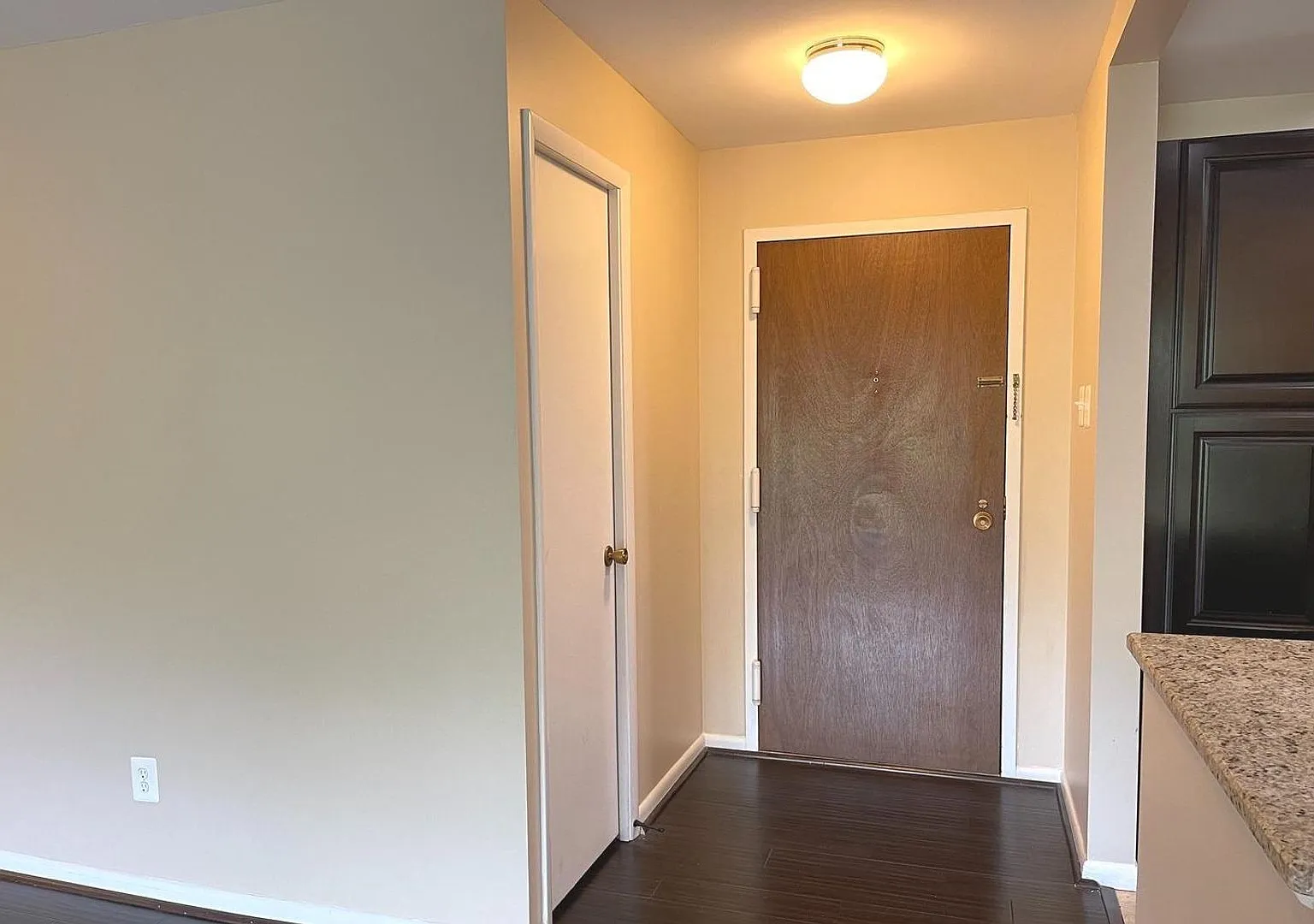Beautiful 2BR 2BA top floor condo located across from Montgomery Mall — Photo 2