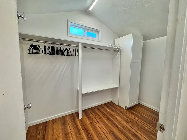 1/1 Walk-in closet