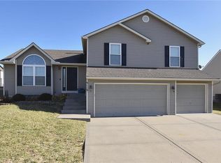 9119 N Essex Dr, Kansas City, MO 64156