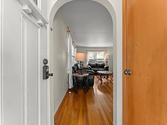 3rd image of 917 W Washington St