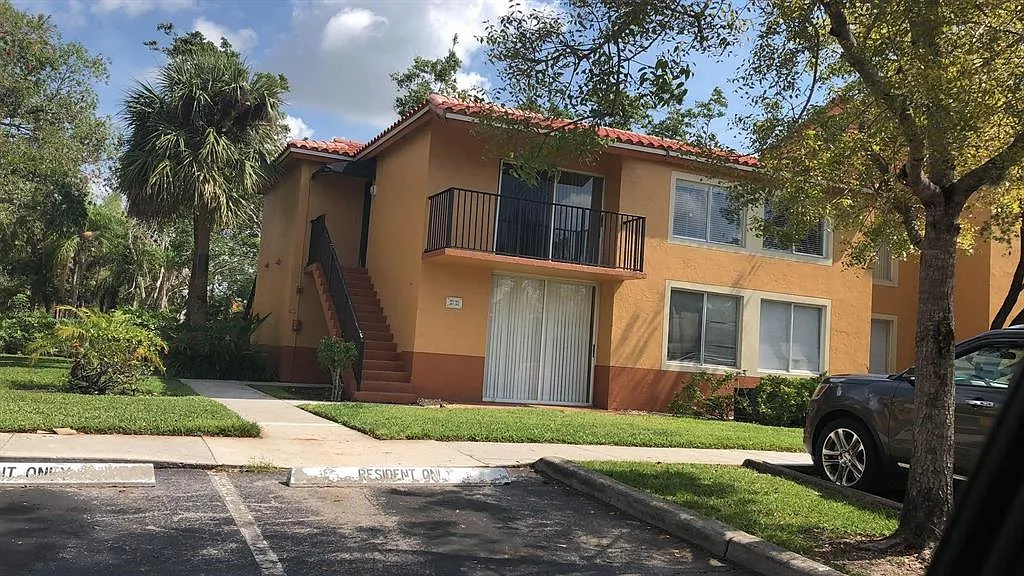 3 bed, 1090 sqft, $2,350 — Photo 2