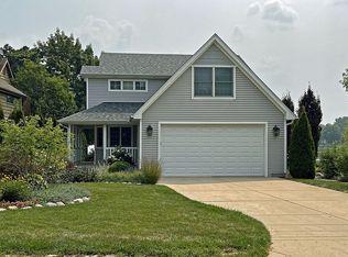 185 Edgewater Dr, Crystal Lake, IL 60014