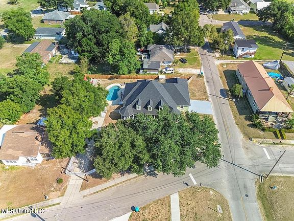 3rd image of 701 42nd Ave