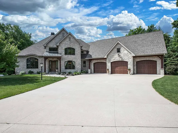 W9045 Great Oaks Ln, Hortonville, WI 54944