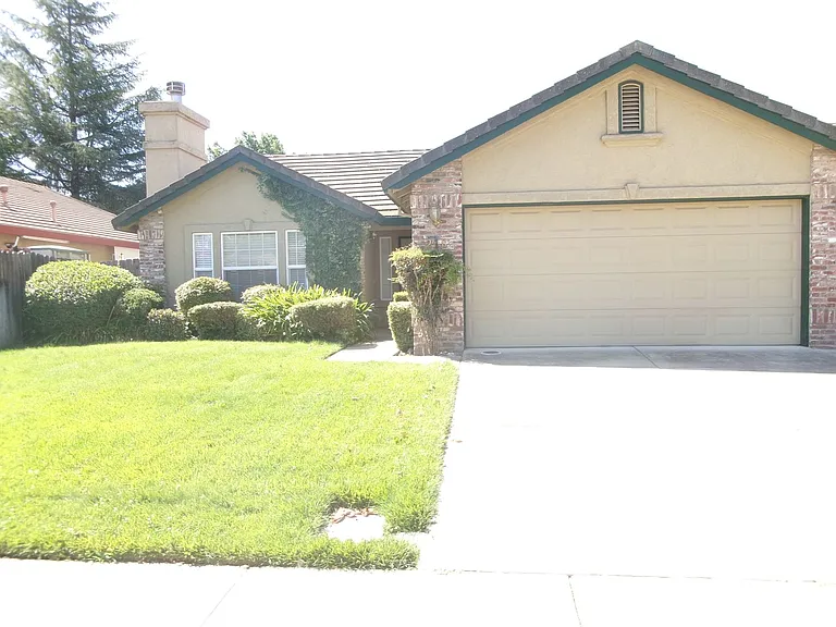218 Idlewild Dr — Photo 2