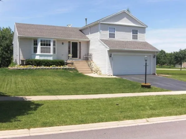 421 Kensington Dr, Streamwood, IL 60107