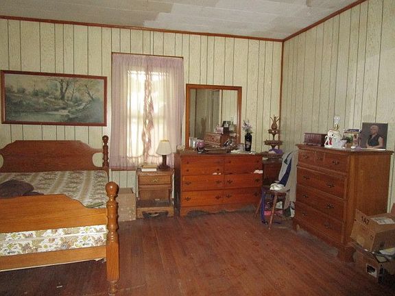 5th image of 75 Lloyd Ln