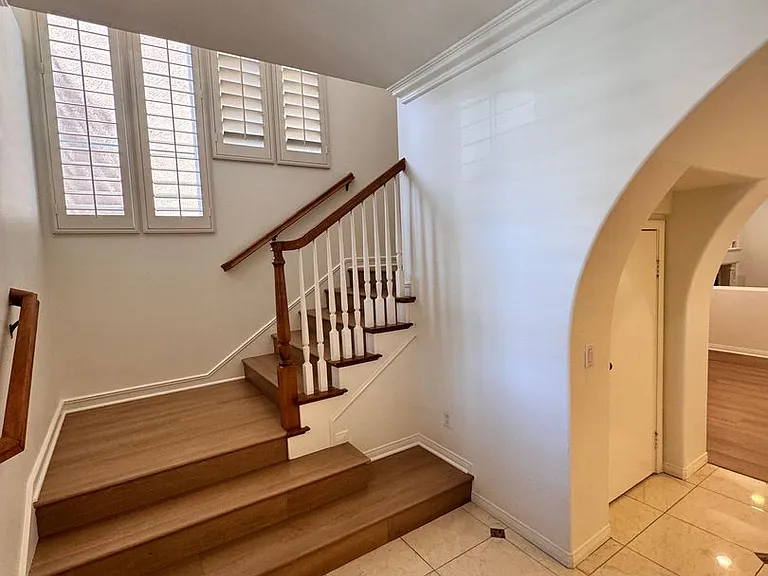 326 Manila Ave — Photo 3