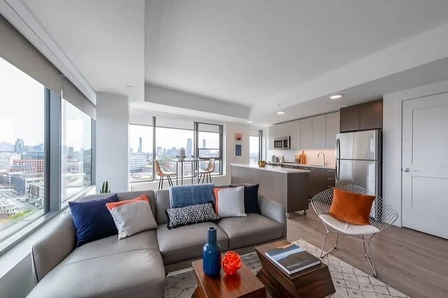 2 bed, 2.0 bath, 818 sqft, $8,408 — Photo 2