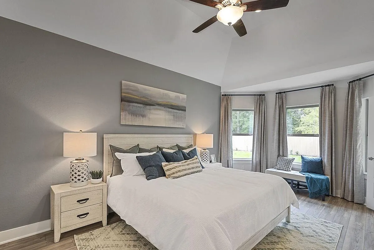 3 bed, 2.0 bath, 1335 sqft, $2,400 — Photo 2