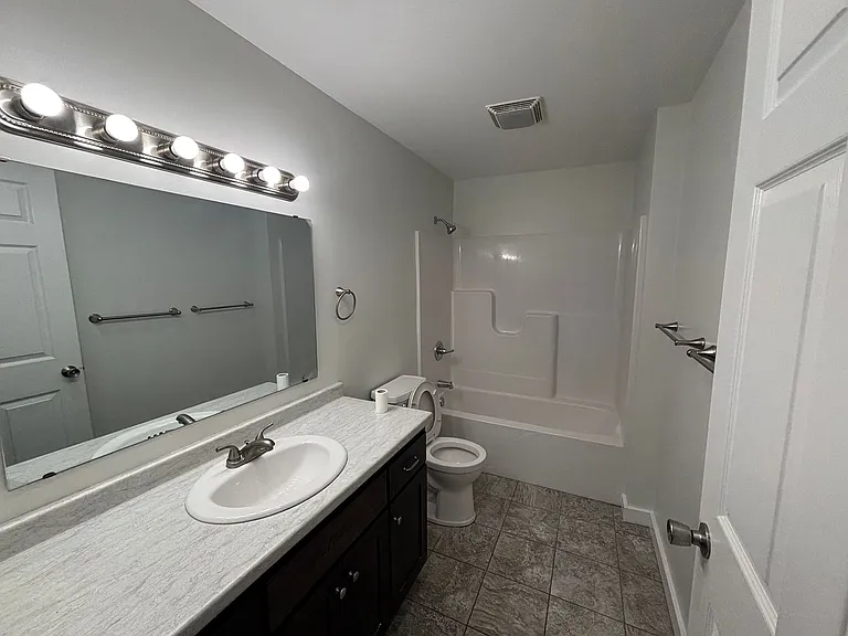 220 Parker Ln — Photo 11