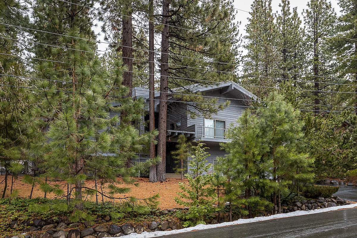 630 Martis Peak Dr photo 1