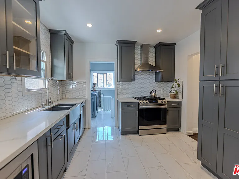 1067 S Sycamore Ave — Photo 17