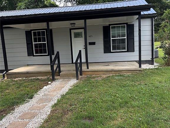 4th image of 425 Poplar St