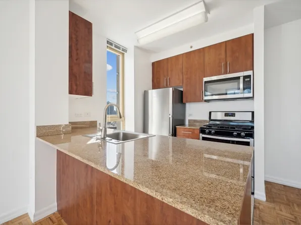 888 Main Street image 5 of 39