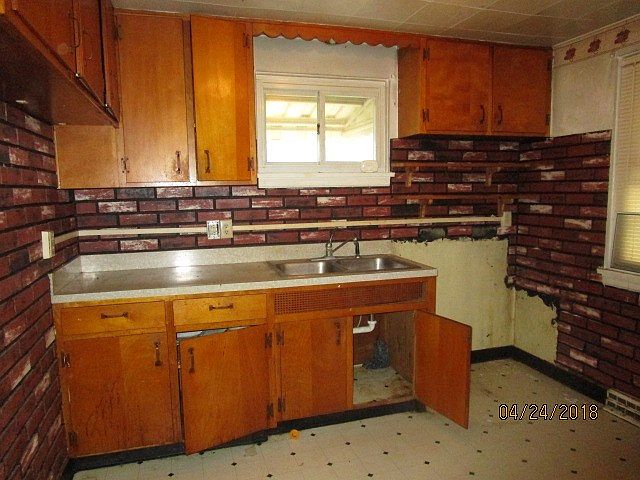 2nd image of 804 2nd St