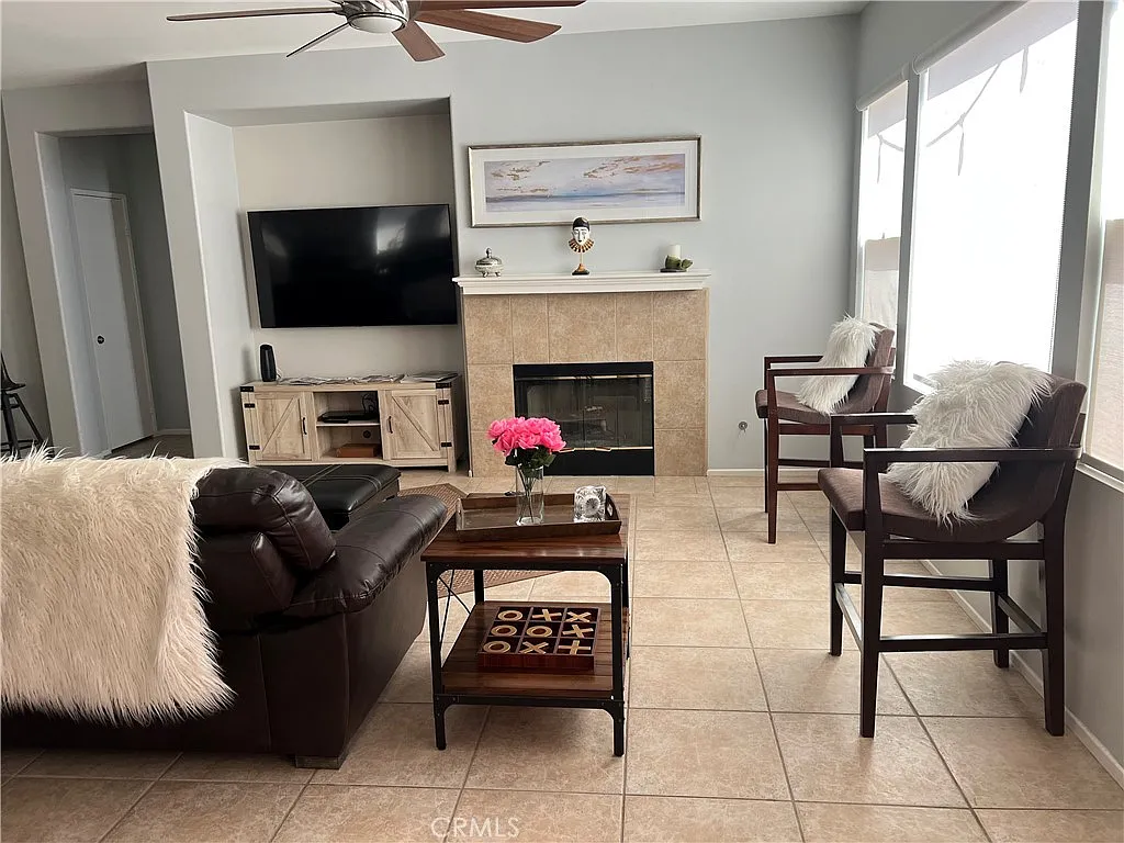 4 bed, 2.5 bath, 1947 sqft, $3,600 — Photo 3