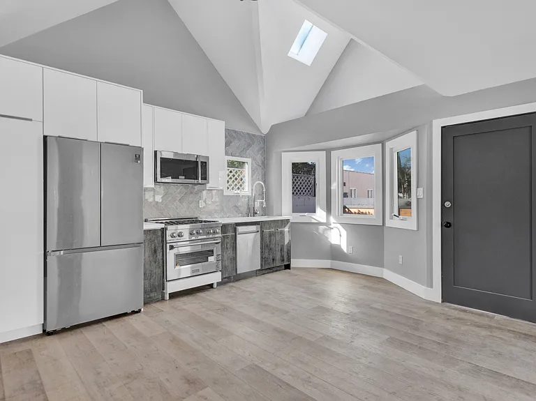 2824 S Redondo Blvd — Photo 2