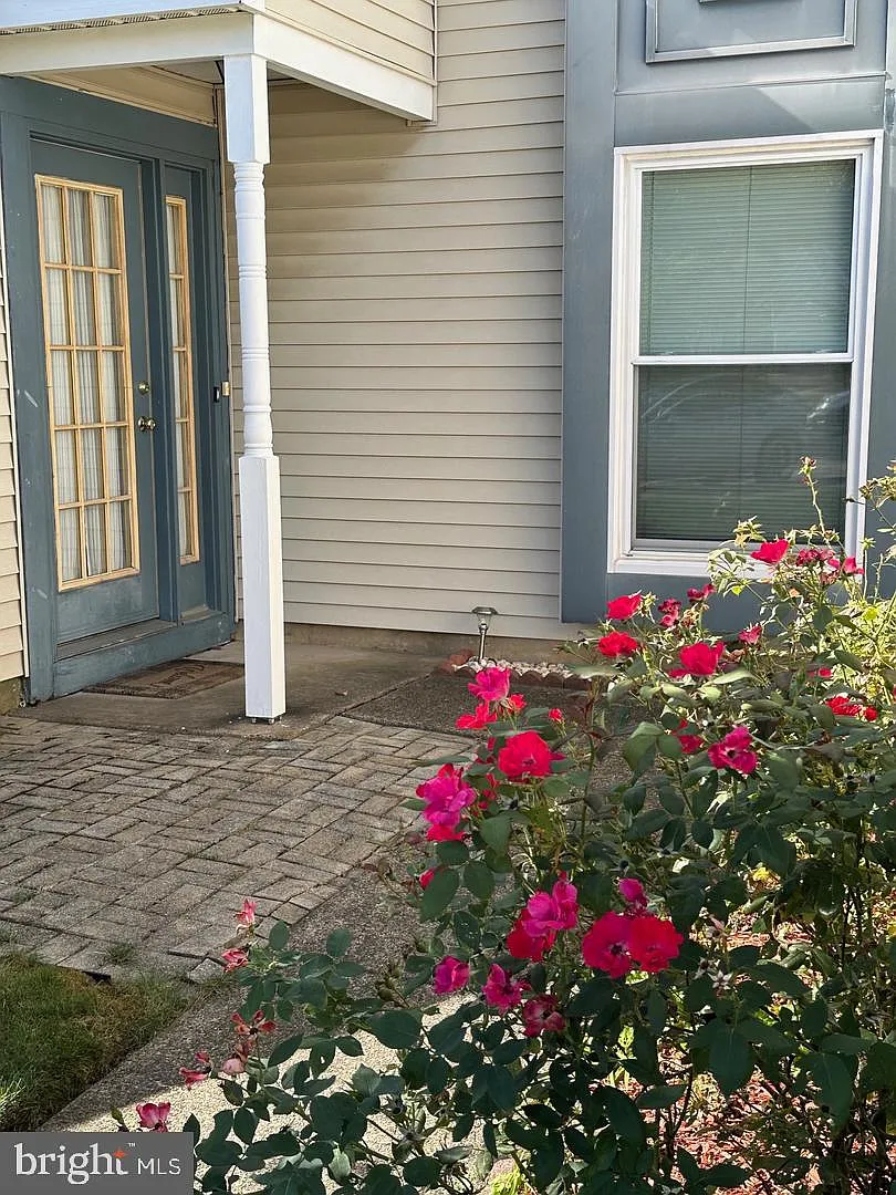 2 bed, 2.5 bath, 1978 sqft, $2,700 — Photo 2