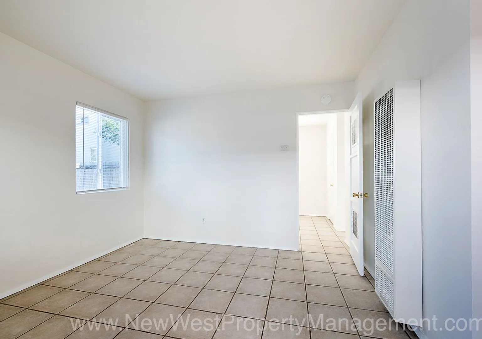 553 22nd St — Photo 3