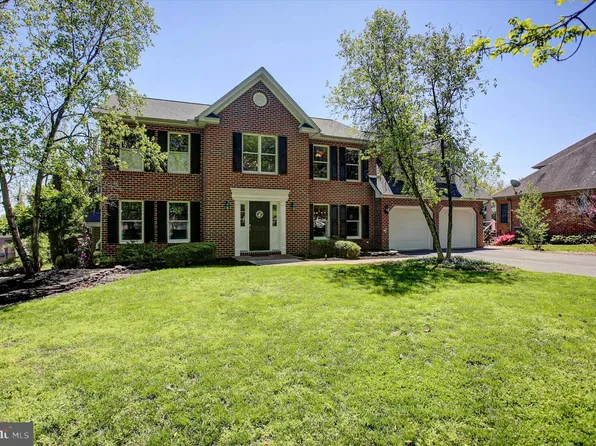 2635 Castlegreen Dr, Greencastle, PA 17225