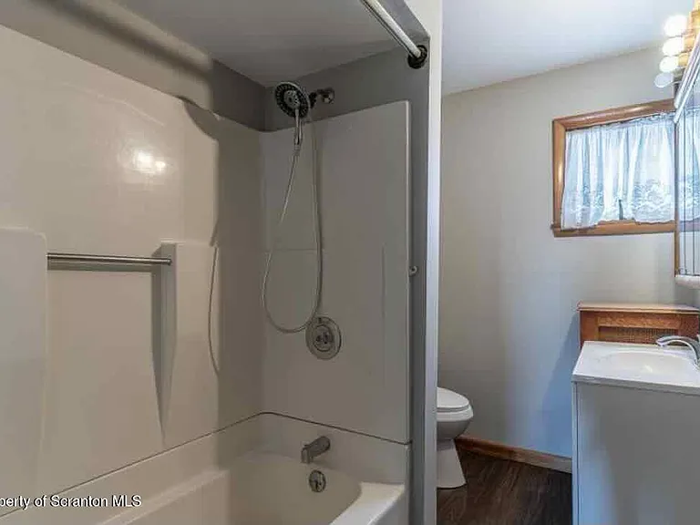 112 E Grove St — Photo 11