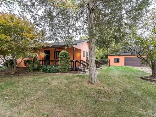 1223 Boulevard Dr, Howell, MI 48843