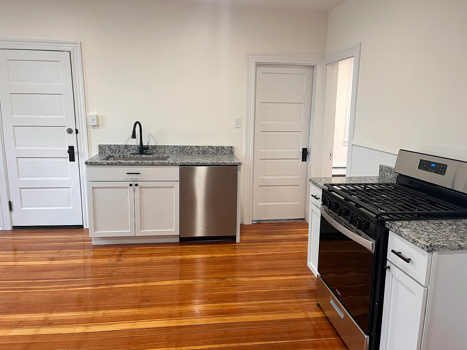 3 bed, 1200 sqft, $2,100 — Photo 4