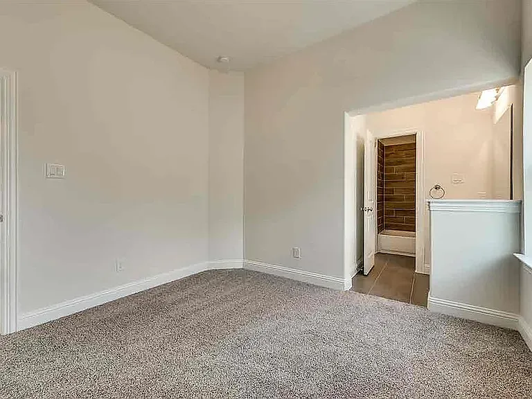 4737 Mulholland Dr — Photo 24