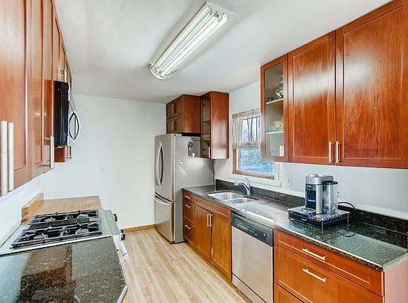 5th image of 410 E Wildwood Ave