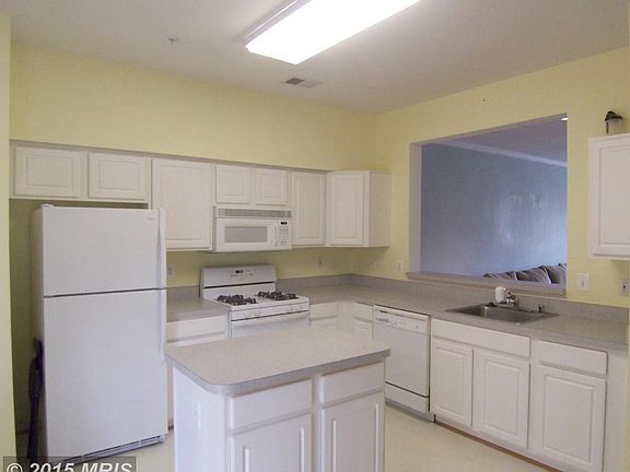 Large Kitchen w/Center Island