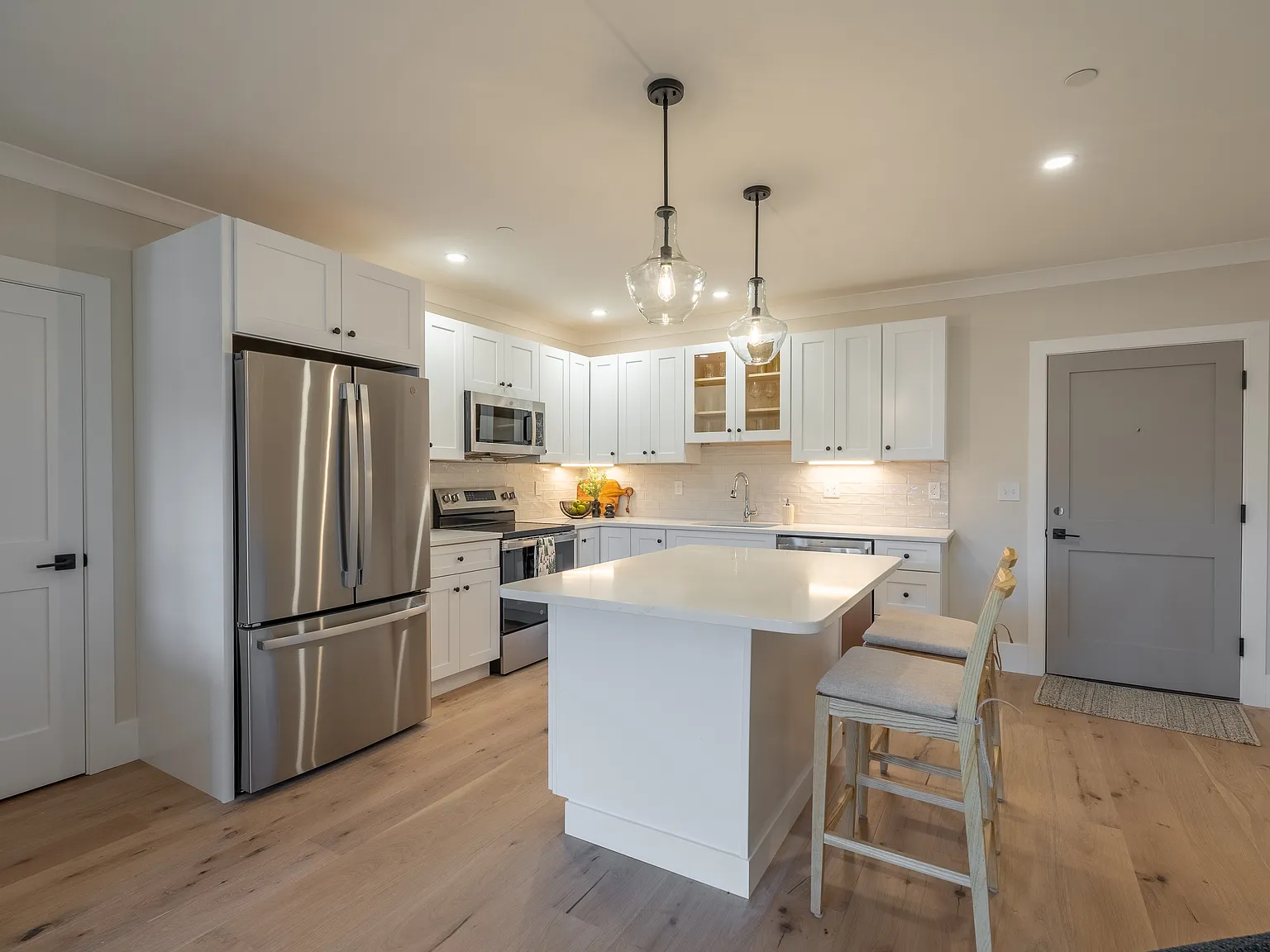 2 bed, 890 sqft, $3,250 — Photo 2