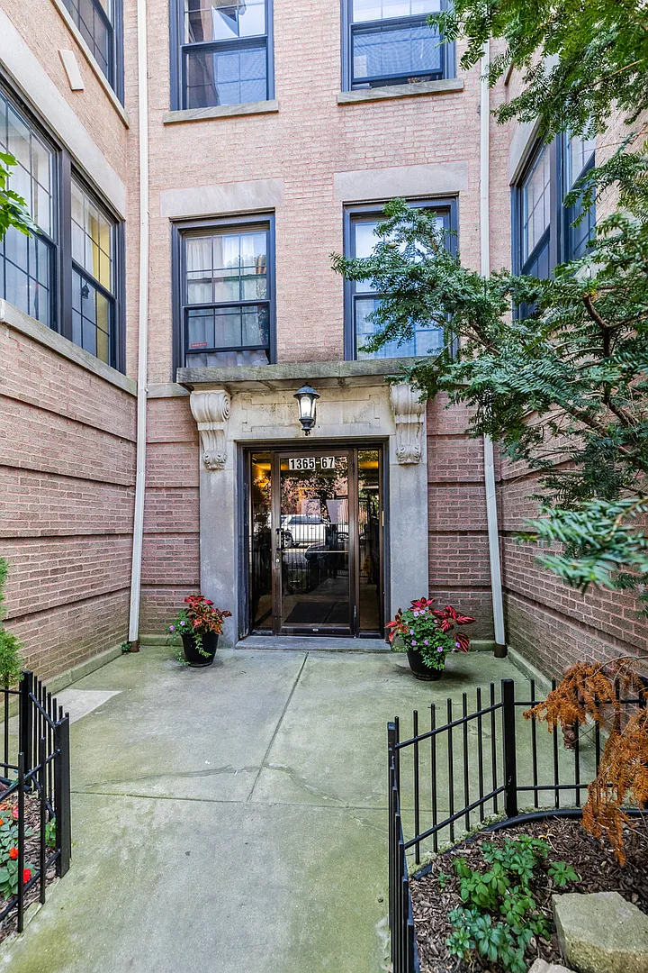 2 bed, 1200 sqft, $2,100 — Photo 2