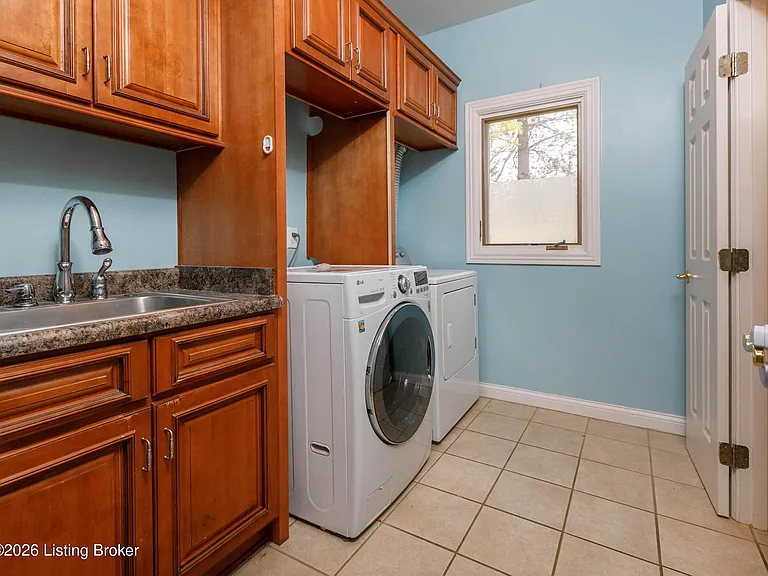 9511 Felsmere Cir — Photo 32