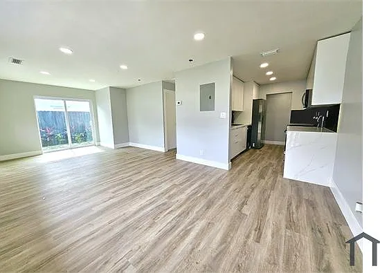 2865 NE 13th Ave — Photo 3