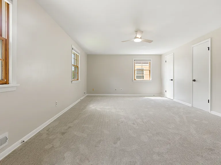 2056 Laurel Hill Dr — Photo 25