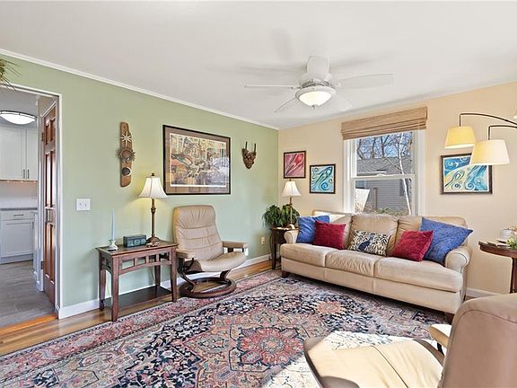 4th image of 22 Grassy Plain Rd E