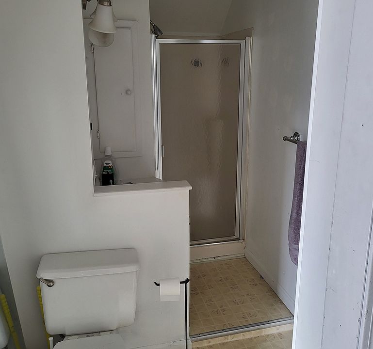 Bathroom (1st Floor)