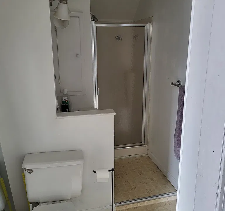 Bathroom (1st Floor)