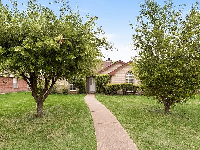 1304 Riverview Ln — Photo 3