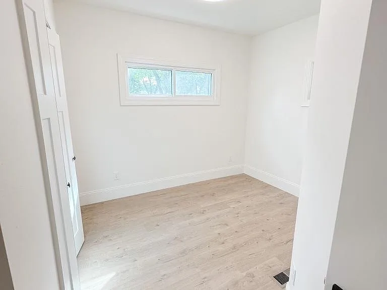 403 8th Ave S — Photo 20
