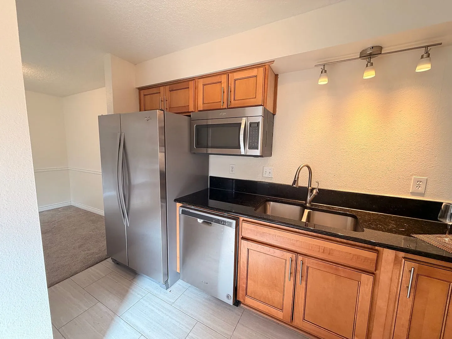 Freshly Painted Upper 2BR with Wood Fireplace and In-Unit Washer/Dryer — Photo 4