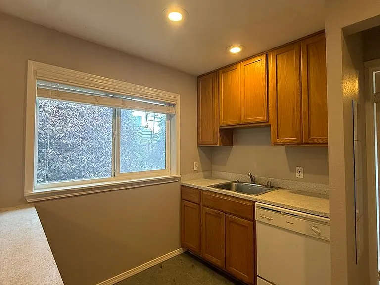 310 Bellevue Ave E — Photo 5
