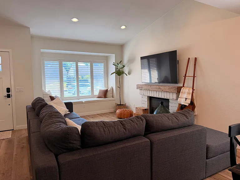 5255 Goldenridge Ct — Photo 11